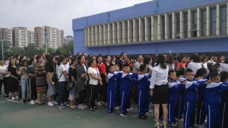 東联·书生联盟校——东胜区华研滨河小学举行新生入学活动